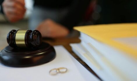 obrączki i młotek sędziowski