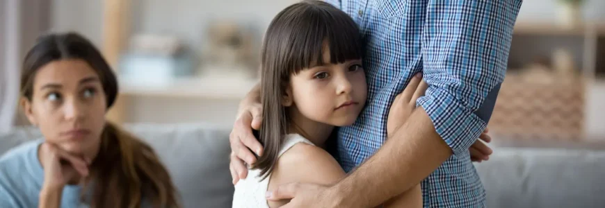 córka przytula się do ojca