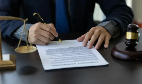 prawnik nad dokumentem